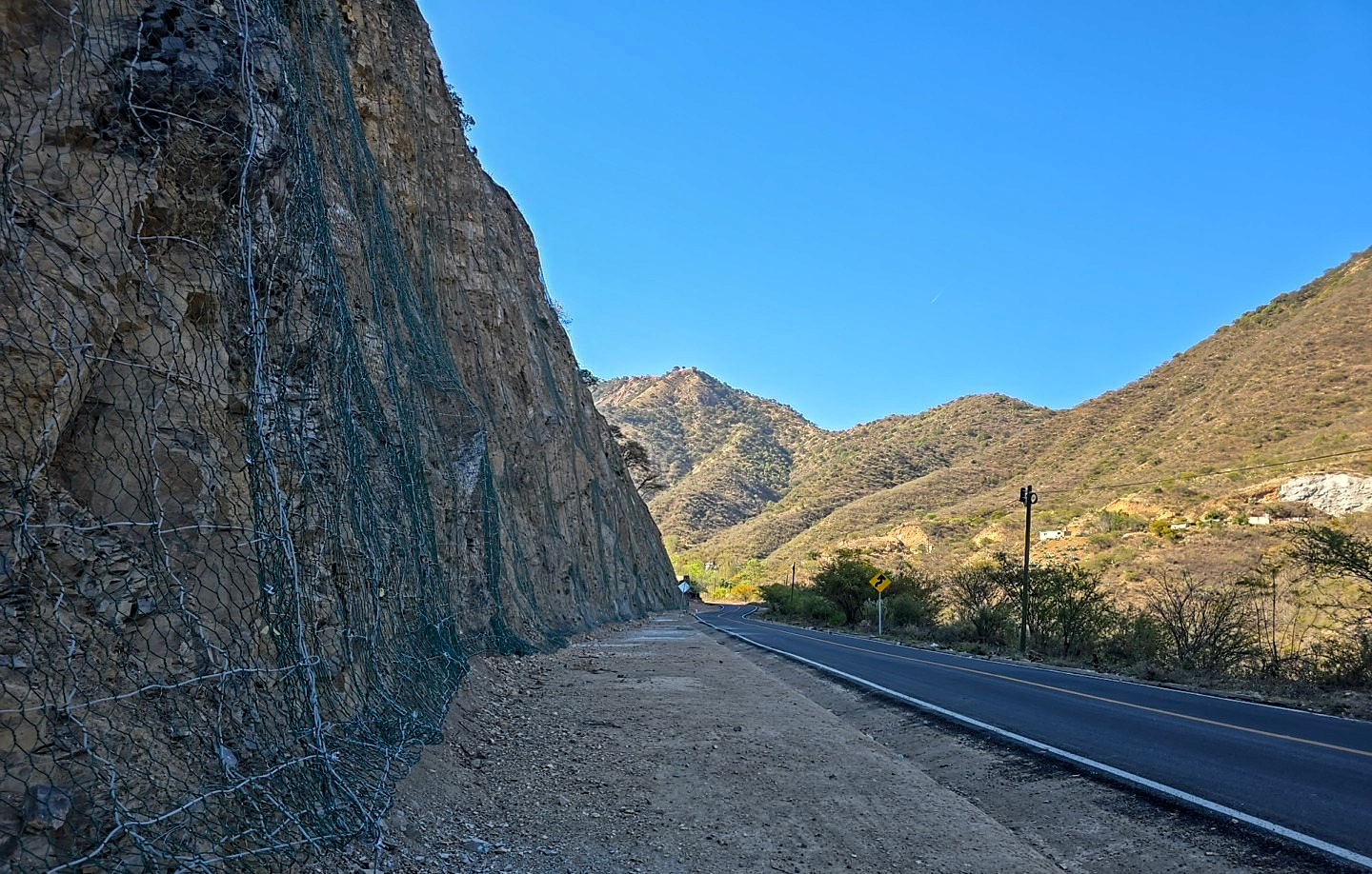 SOP fortalece seguridad vial en Xichú con estabilización de taludes