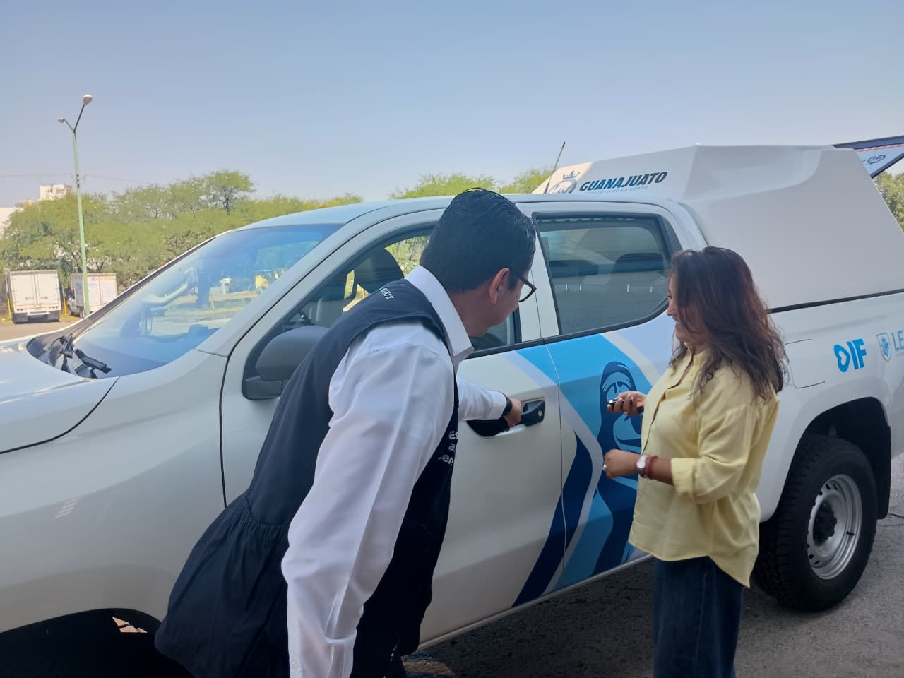 Entrega DIF Estatal vehículo para eficientar entrega de insumos en espacios alimentarios de León.