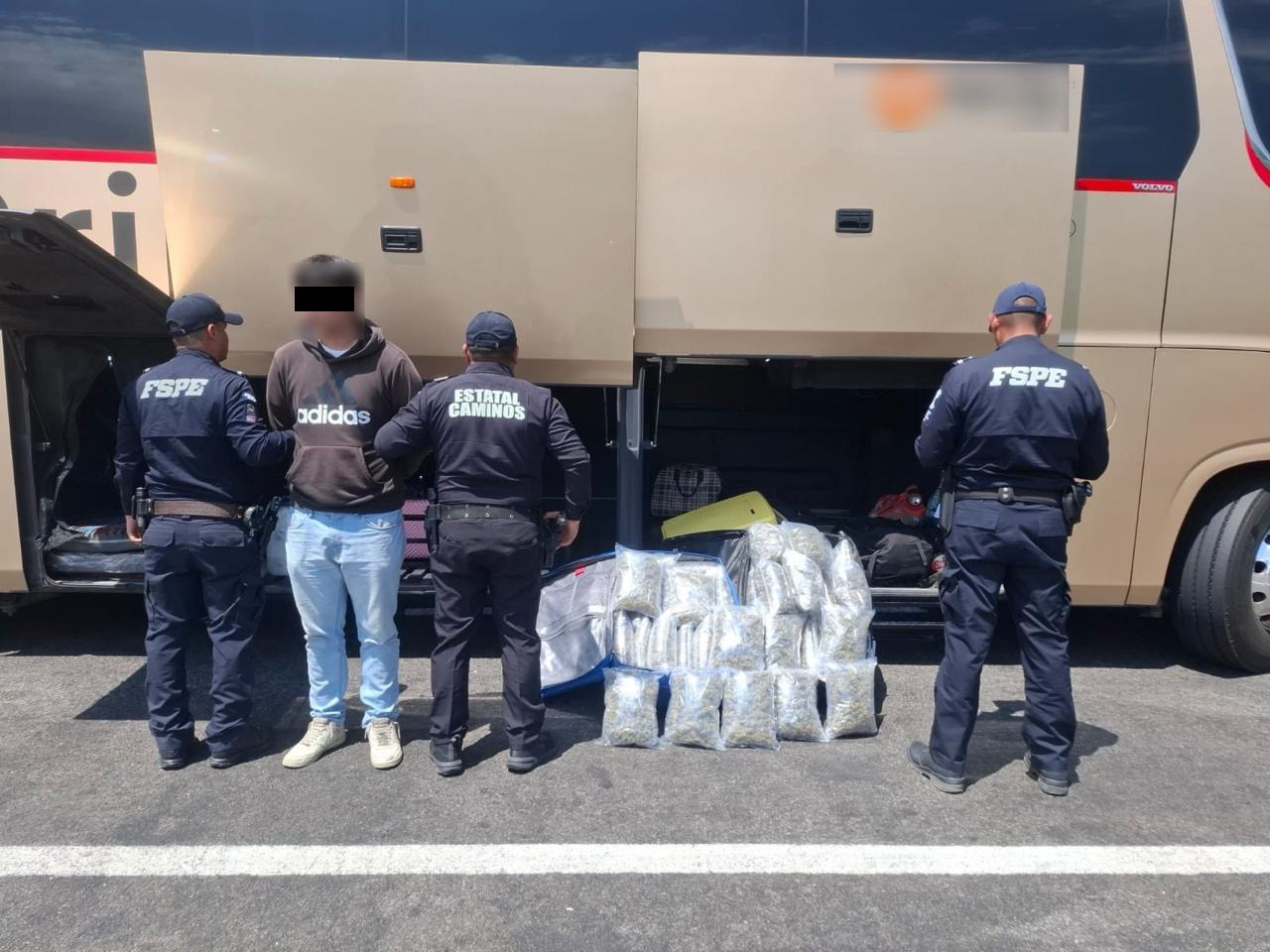Aseguran más de 23 mil dosis de droga en autobús y detienen a un hombre en la carretera Morelia–Valtierrilla