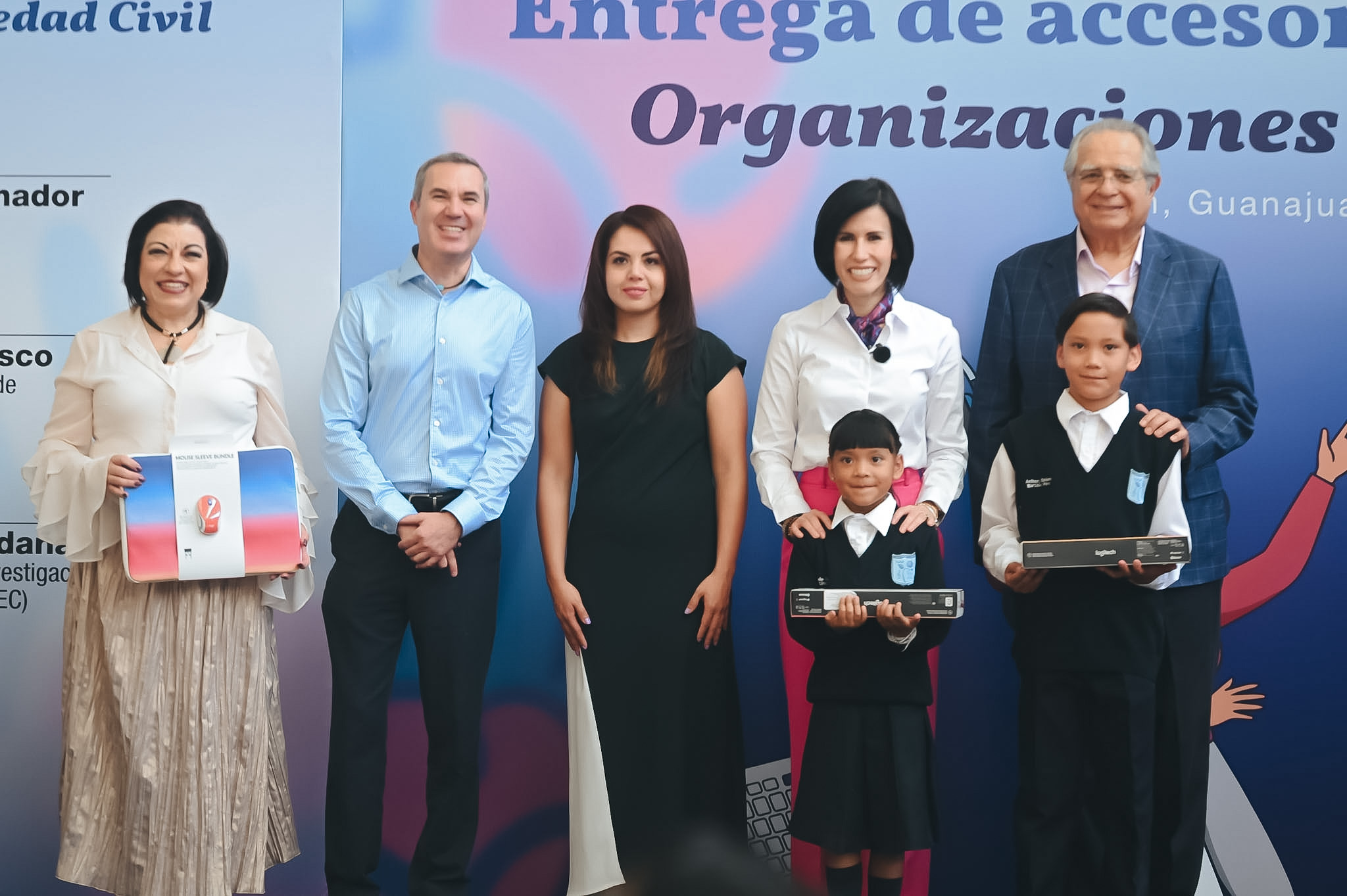 Inversión social brinda oportunidades a niñas, niños y jóvenes con entrega de equipo tecnológico en Guanajuato