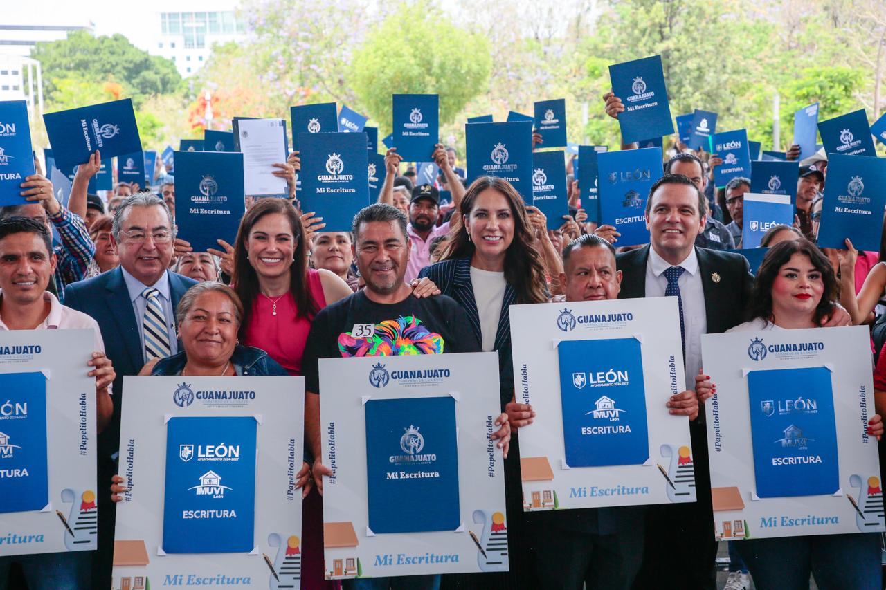 Dan certidumbre jurídica a más familias leonesas con el Programa “Papelito Habla”.