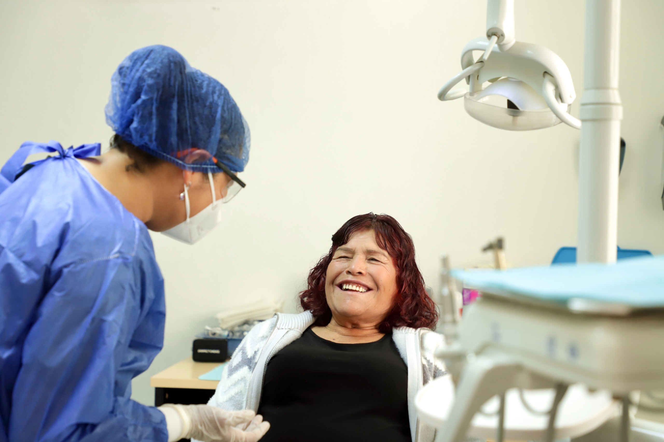 Realiza DIF Estatal consultas dentales especializadas para mejorar la salud de personas mayores.