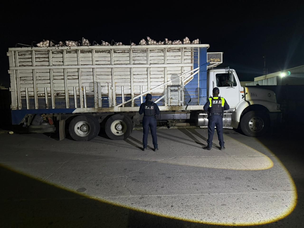 Recupera Policía Estatal de Caminos en Irapuato vehículo robado con 20 toneladas de cebolla