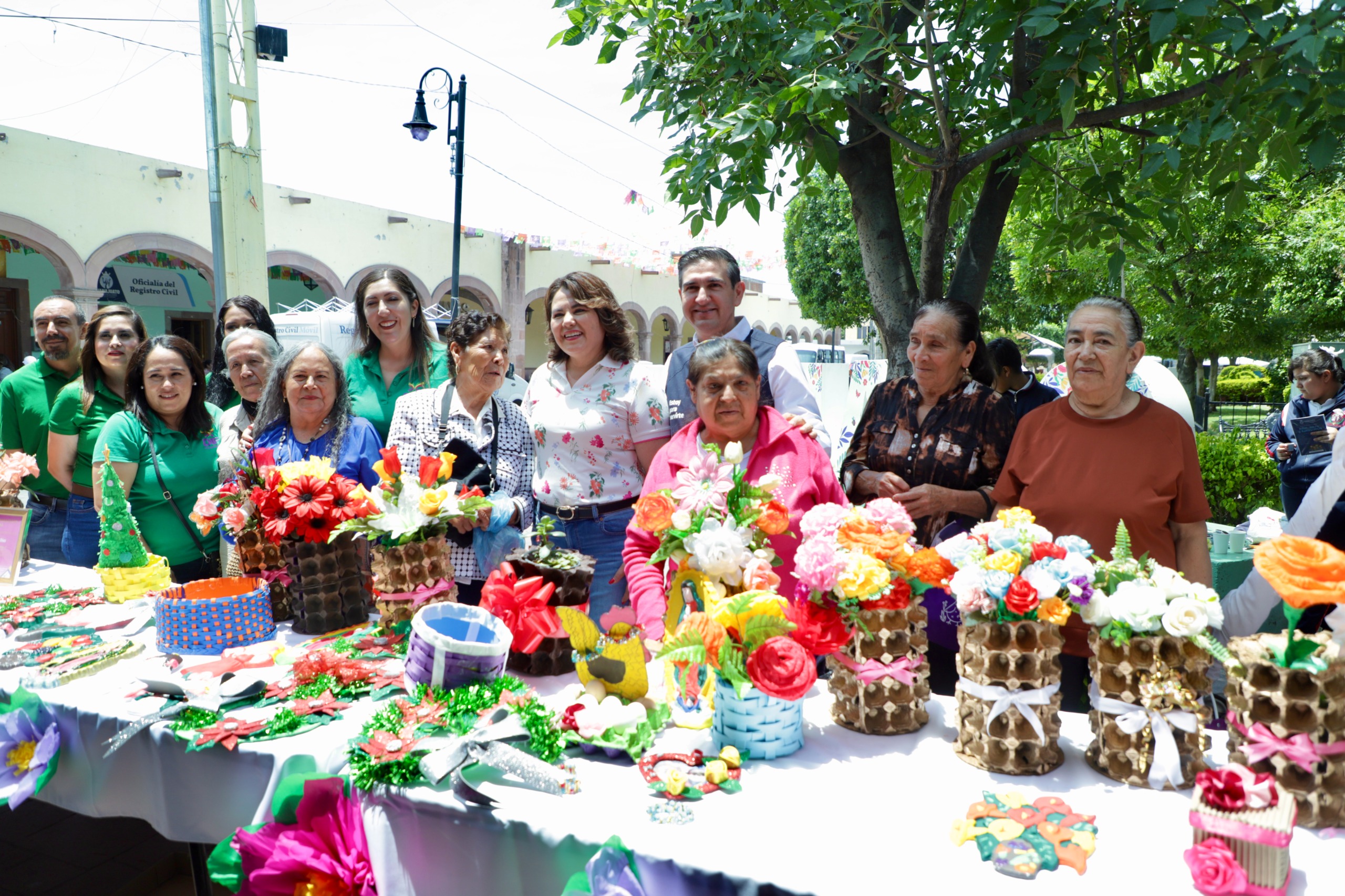 Atiende DIF Estatal a las y los habitantes de Huanímaro.