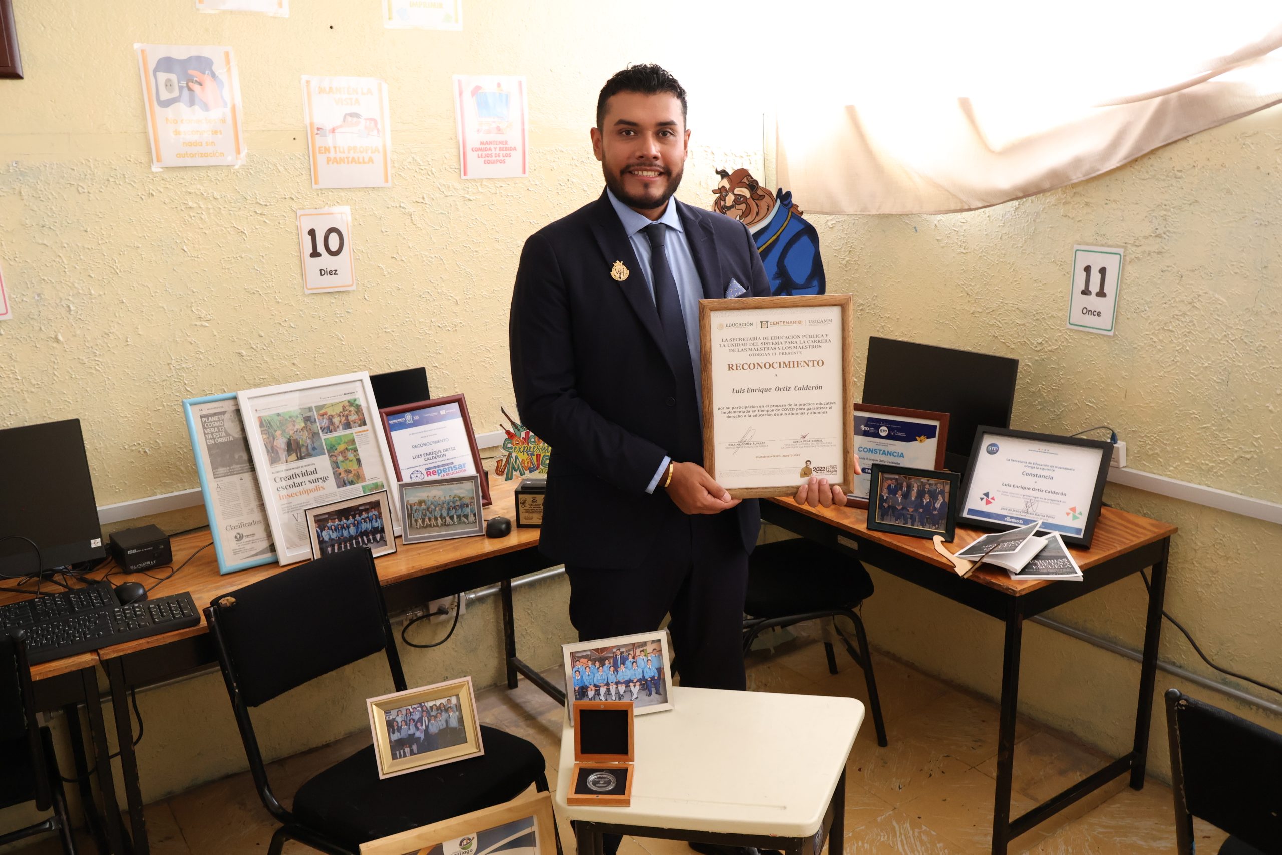 Maestro Luis Enrique Ortiz Calderón destaca por su innovación educativa y compromiso con la enseñanza