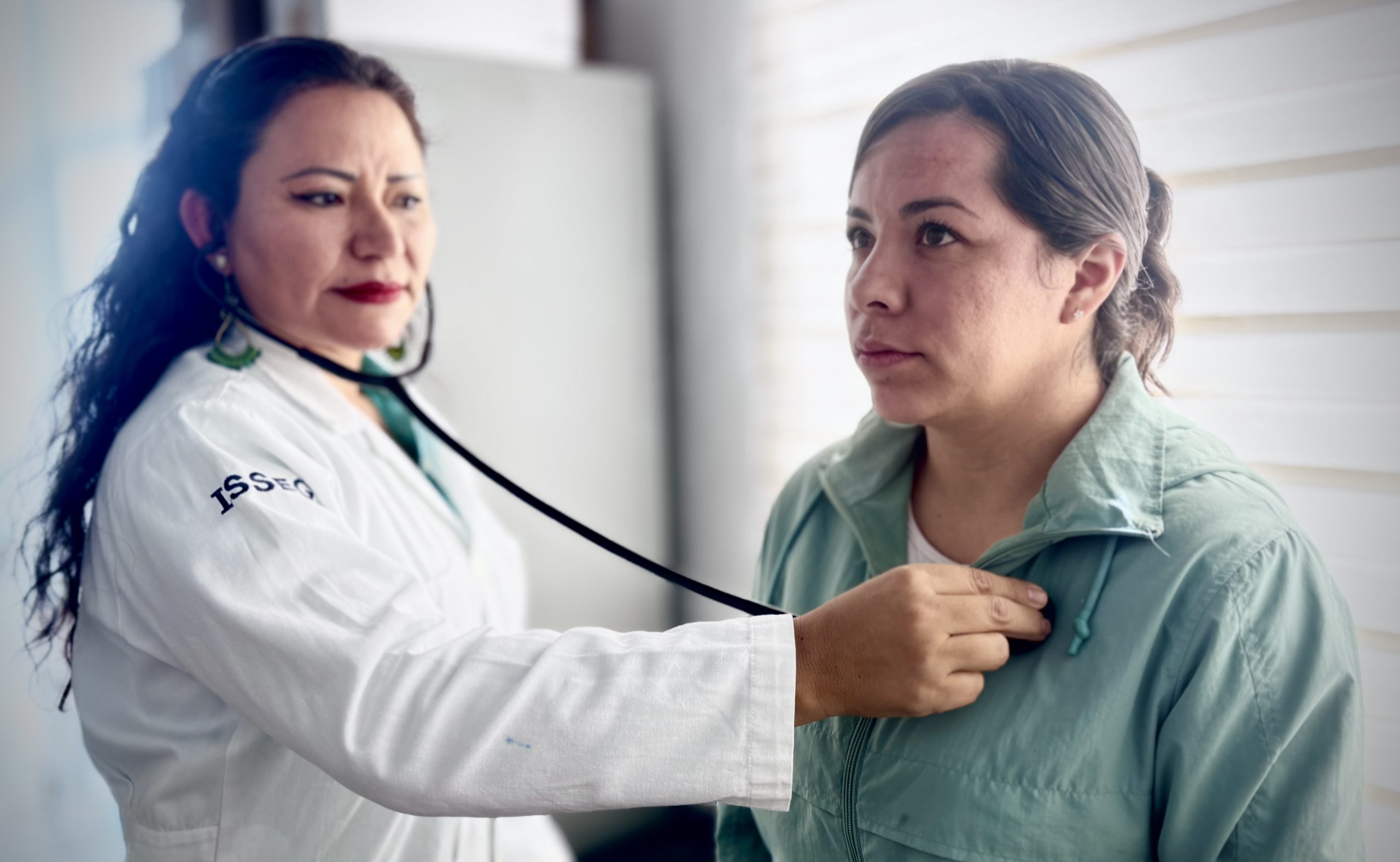 Farmacias ISSEG consiente a mamá y cuida la salud de las familias