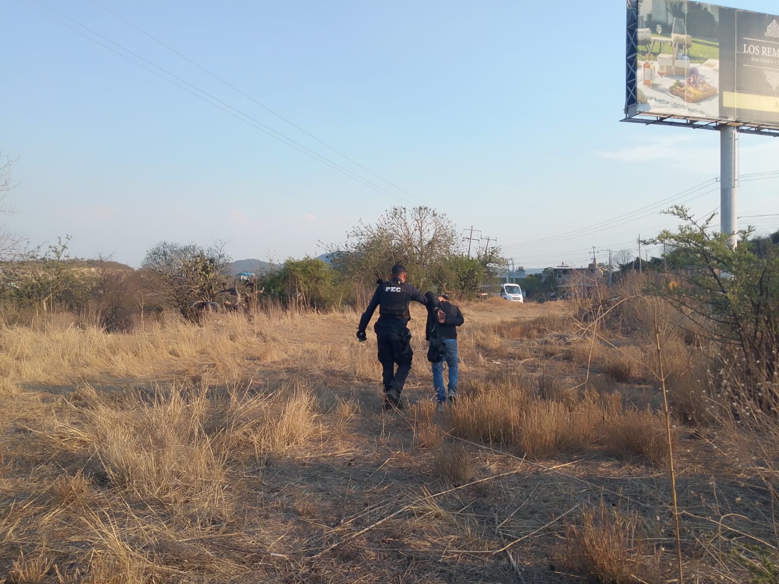 Rescata Policía Estatal de Caminos a operador de transporte y detiene a hombre armado en San Miguel de Allende 