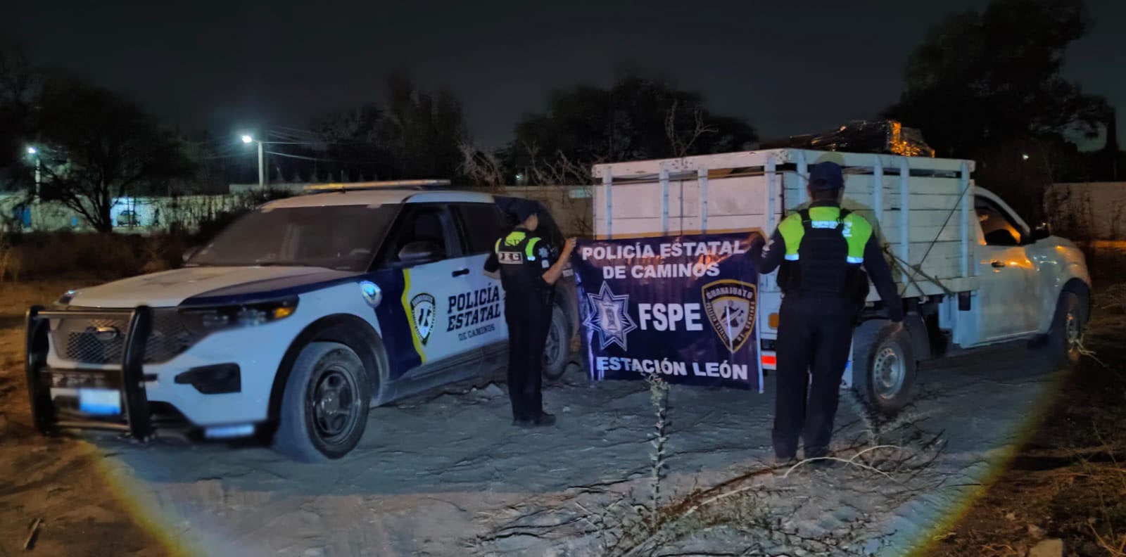 La Secretaría de Seguridad y Paz, a través de la Policía Estatal de Caminos (PEC), recuperó un vehículo con reporte de robo vigente y aseguró mercancía valuada en 100 mil pesos en la comunidad Puerta de San Germán. 