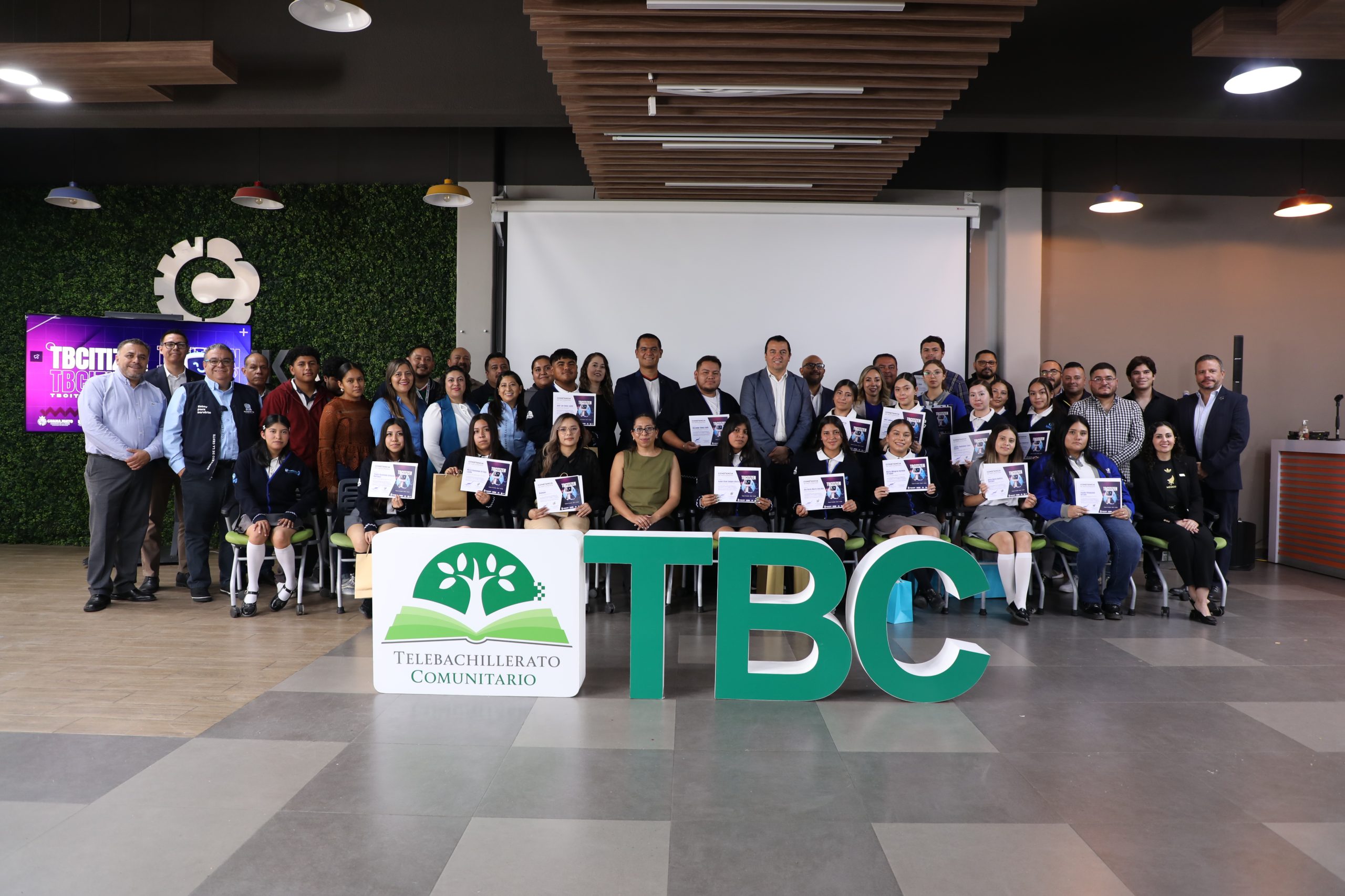 León, Guanajuato, 19 de junio de 2026. Lo que comenzó en las aulas de los Telebachilleratos Comunitarios (TBC) como un ejercicio para detectar los desafíos de sus entornos, se convirtió en una plataforma de innovación digital donde las y los jóvenes guanajuatenses demostraron que el talento no tiene fronteras. En el evento de cierre del programa TBCitizen, estudiantes de diversas comunidades del estado presentaron soluciones tecnológicas creadas por ellos mismos, utilizando Inteligencia Artificial Generativa, metodologías NoCode y herramientas de emprendimiento social.