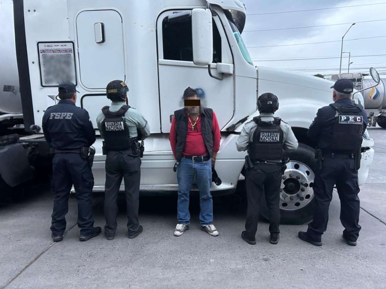 Asegura Policía Estatal de Caminos tractocamión con 48 mil litros de hidrocarburo en Apaseo el Grande  
