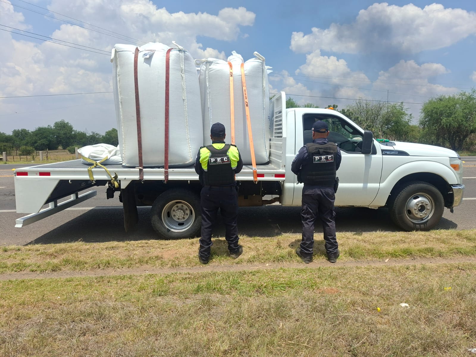 Asegura PEC vehículo con reporte de robo y más de dos toneladas de plástico en Dolores Hidalgo