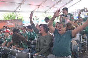 Gritan goool familias guanajuatenses en Fiesta México por el evento más grande del futbol y la victoria de la selección 2-0 ante Sudáfrica