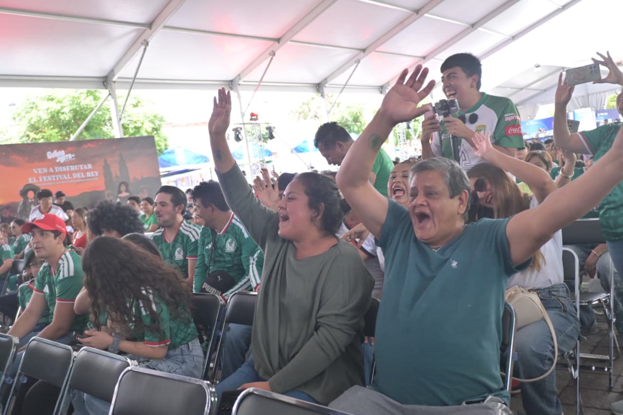 Gritan goool familias guanajuatenses en Fiesta México por el evento más grande del futbol, por la victoria de la selección 2-0 ante Sudáfrica
