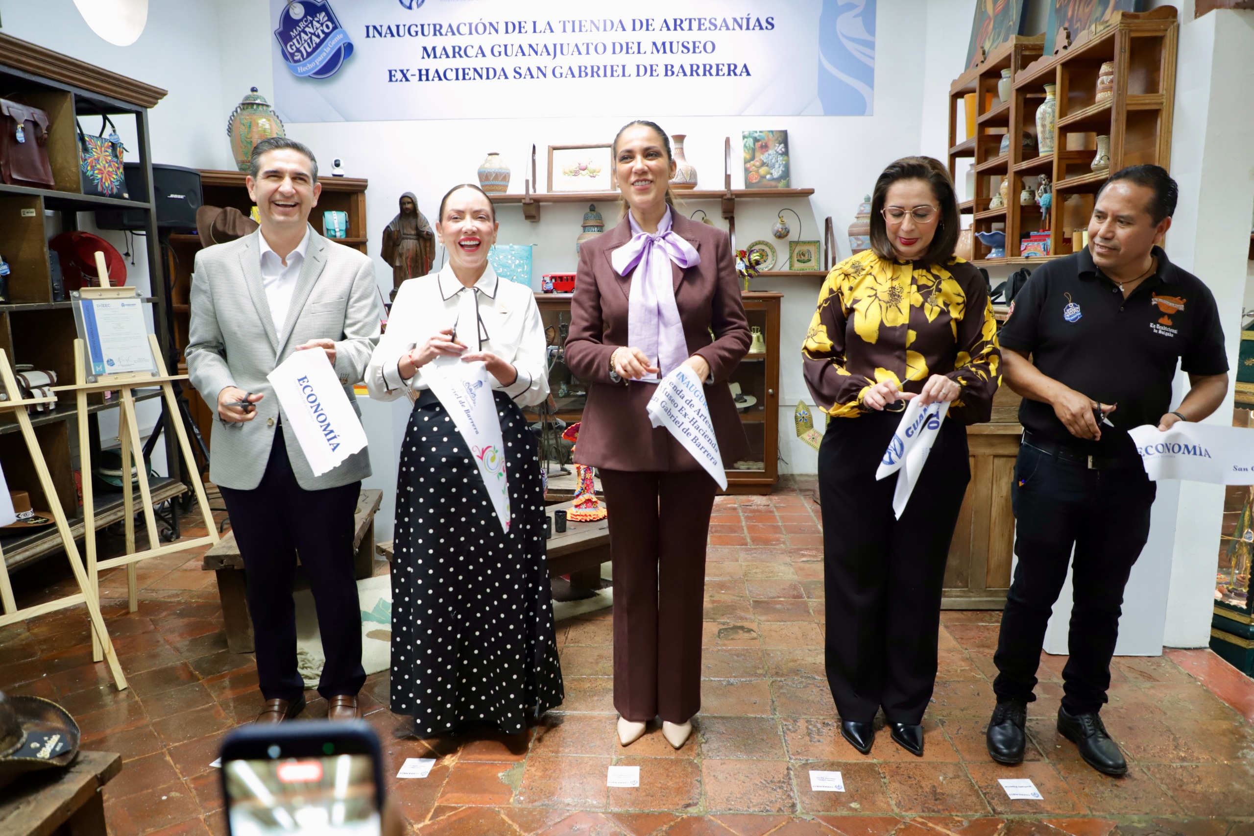 Reconocen al DIF Estatal con Marca Guanajuato e inauguran tienda con artesanías guanajuatenses.