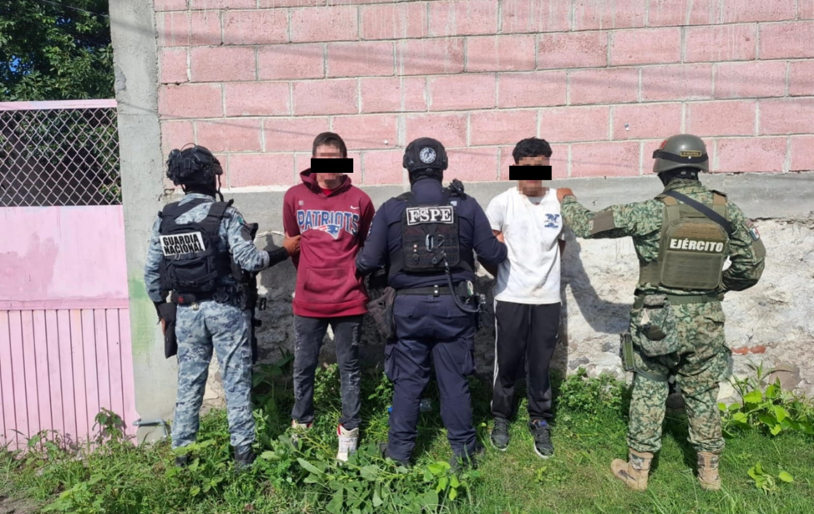 Detiene FSPE a dos personas en Valle de Santiago; aseguran arma y presunta droga