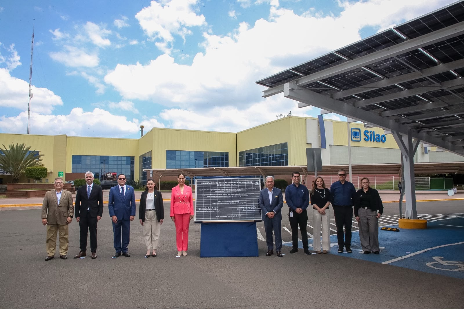 Inaugura Gobernadora la nueva instalación de paneles solares en GM Complejo Silao
