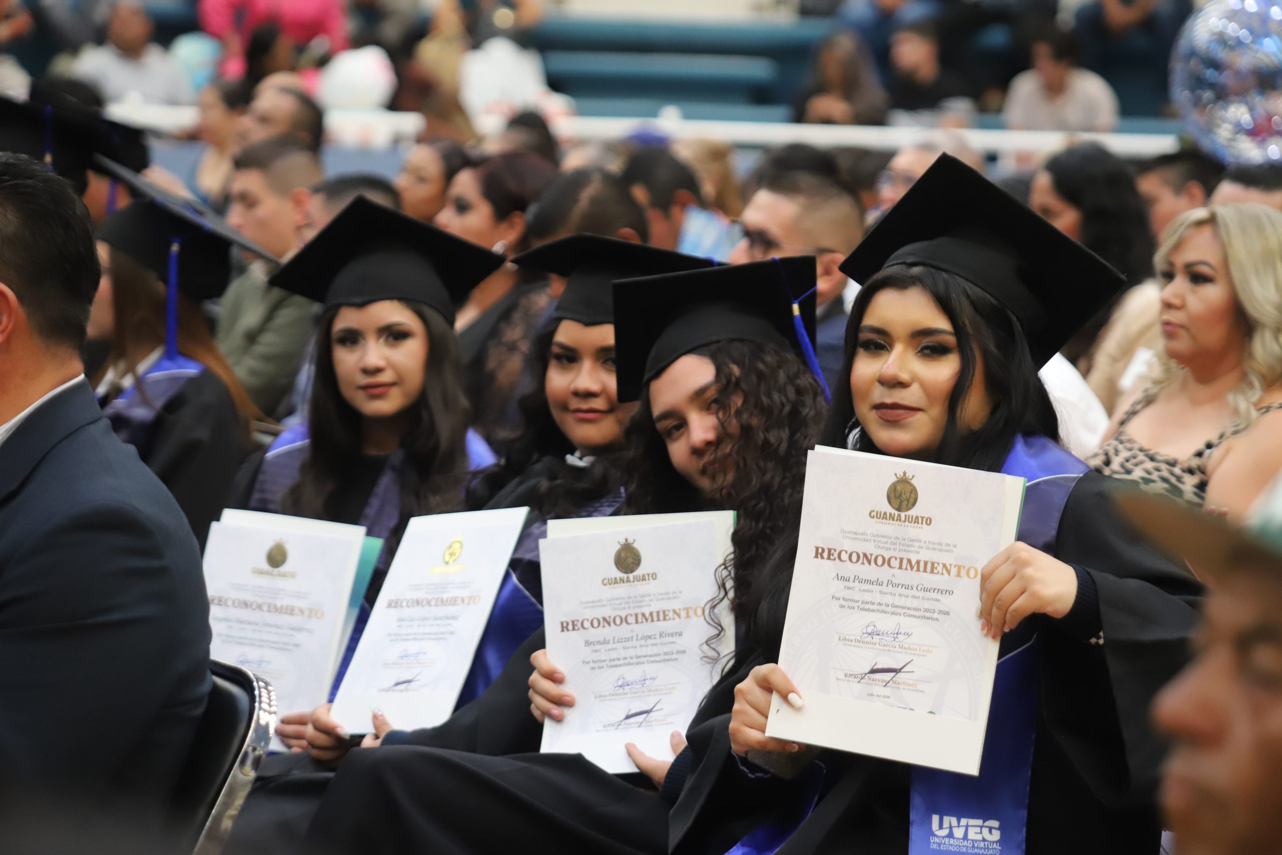 León, Guanajuato; 13 de julio de 2026. Con el compromiso de seguir acercando oportunidades educativas a las comunidades del estado, la Universidad Virtual del Estado de Guanajuato (UVEG) llevó a cabo la ceremonia de graduación de las y los estudiantes de Telebachillerato Comunitario del municipio de León, reconociendo el esfuerzo, la perseverancia y el compromiso de quienes hoy culminan una importante etapa en su formación académica.