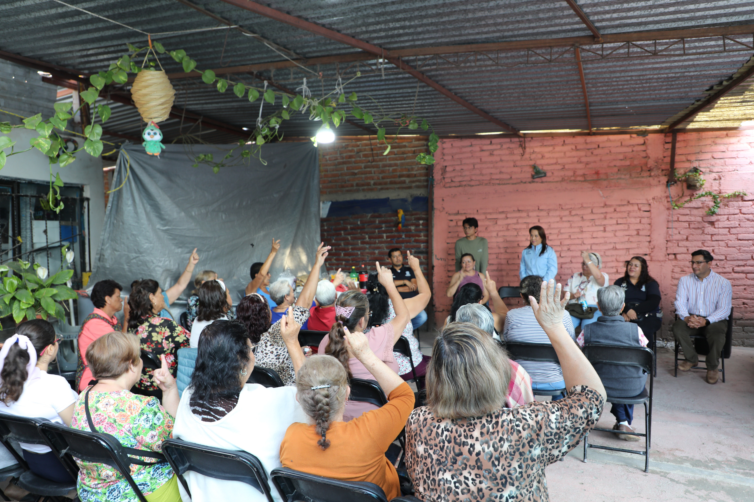 Mediante un recorrido por Valle de Señora, la financiera estatal acercó sus apoyos para impulsar la autonomía económica en los negocios de las colonias de León.