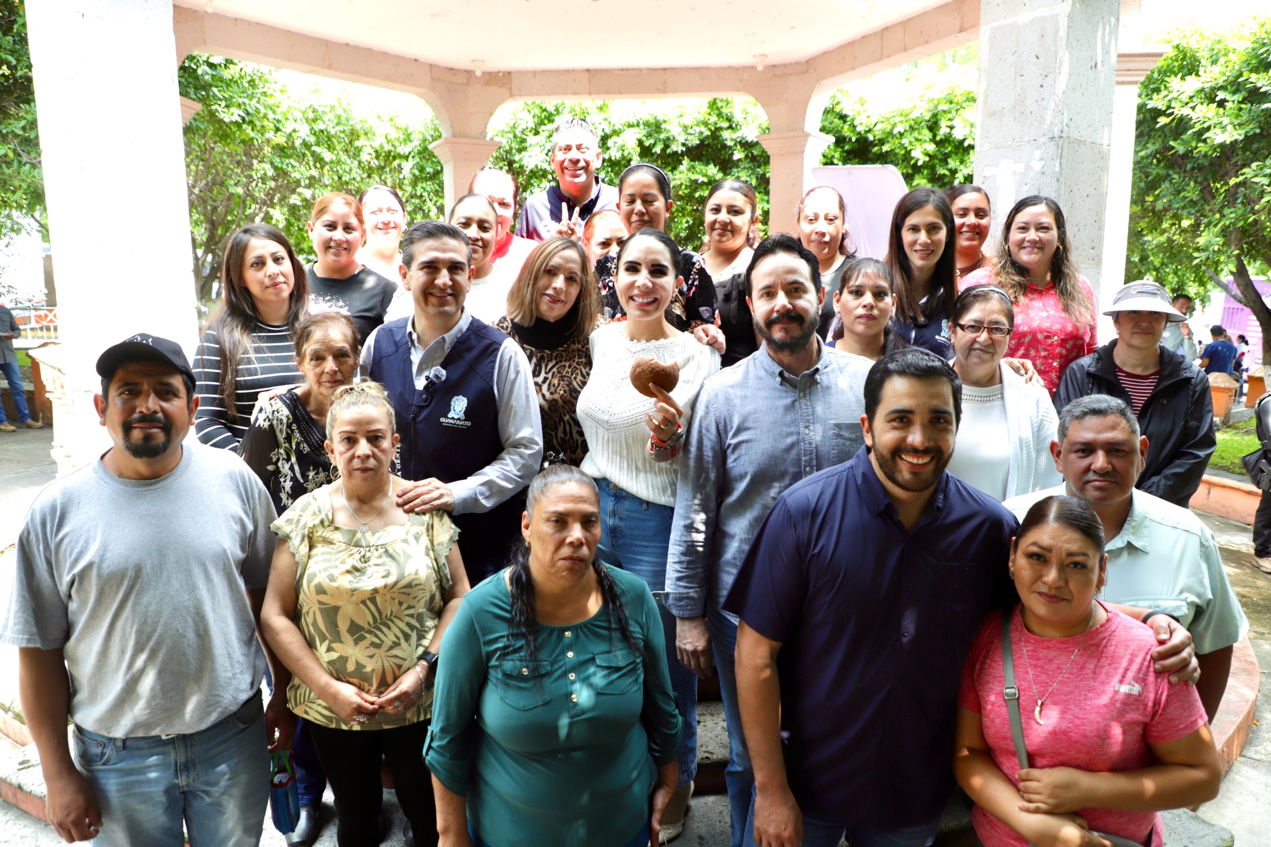 Entrega DIF Estatal paquetes alimentarios en comunidad de Moroleón.