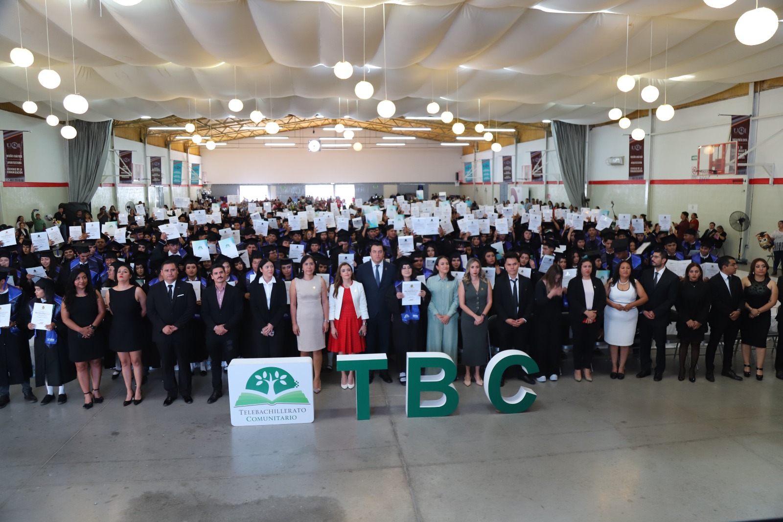 Irapuato, Gto., 15 de julio de 2026. Con el reconocimiento al esfuerzo, la perseverancia y el compromiso de las y los estudiantes, así como del acompañamiento de sus familias y docentes, la Universidad Virtual del Estado de Guanajuato (UVEG) celebró la ceremonia de graduación de 331 jóvenes del Telebachillerato Comunitario de los municipios de Irapuato, Abasolo y Pueblo Nuevo, quienes concluyeron satisfactoriamente sus estudios de educación media superior.