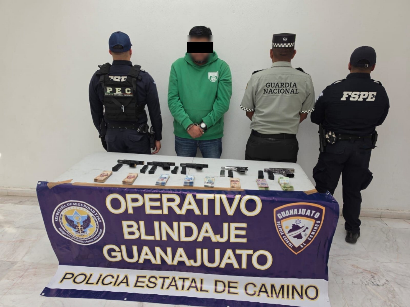 Una revisión por no portar el cinturón de seguridad, permitió localizar en un compartimento oculto con armamento, cartuchos y más de 283 mil pesos en efectivo.