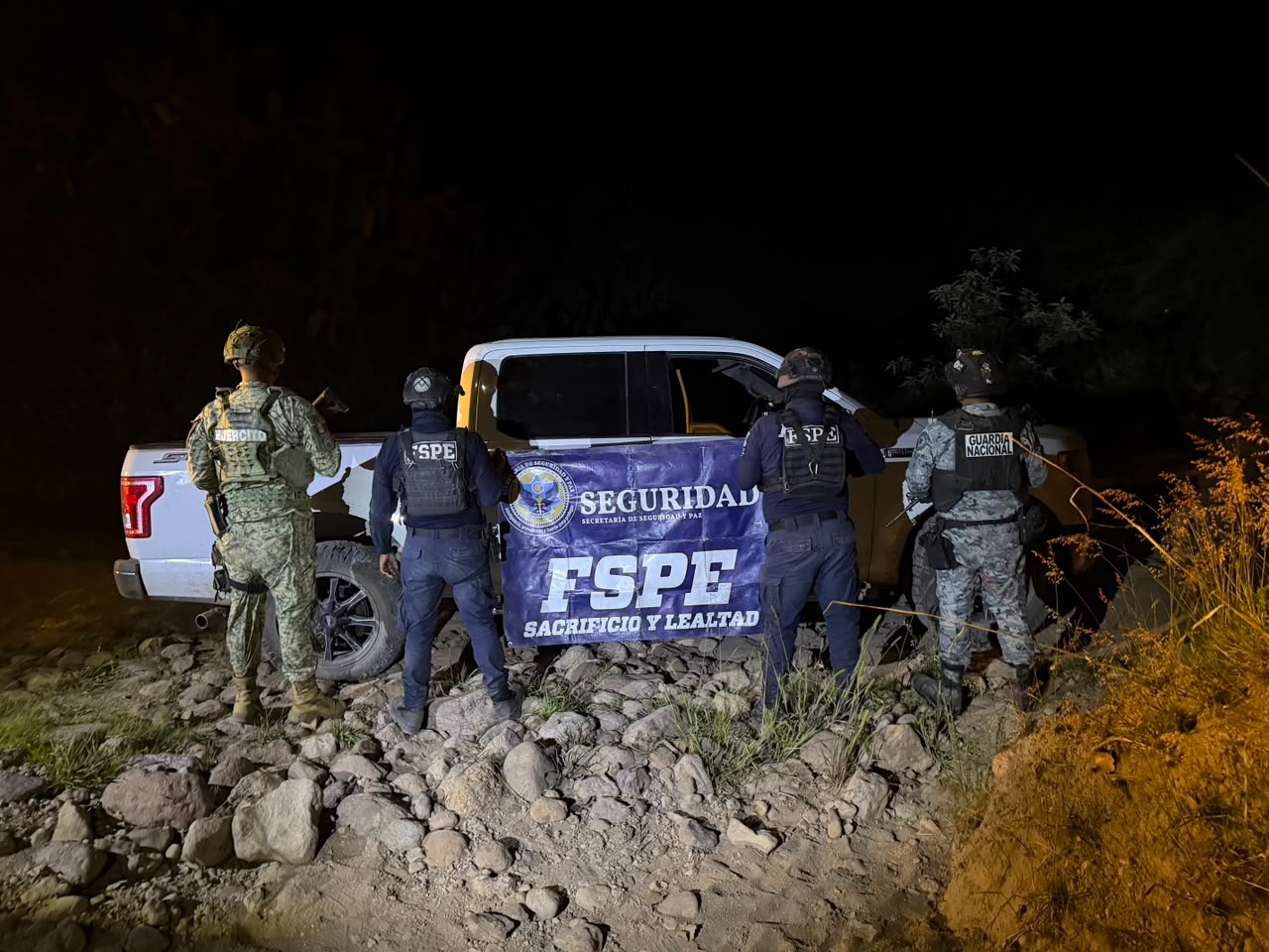 Retienen FSPE a adolescente en San Felipe; aseguran réplicas de armas y equipo táctico