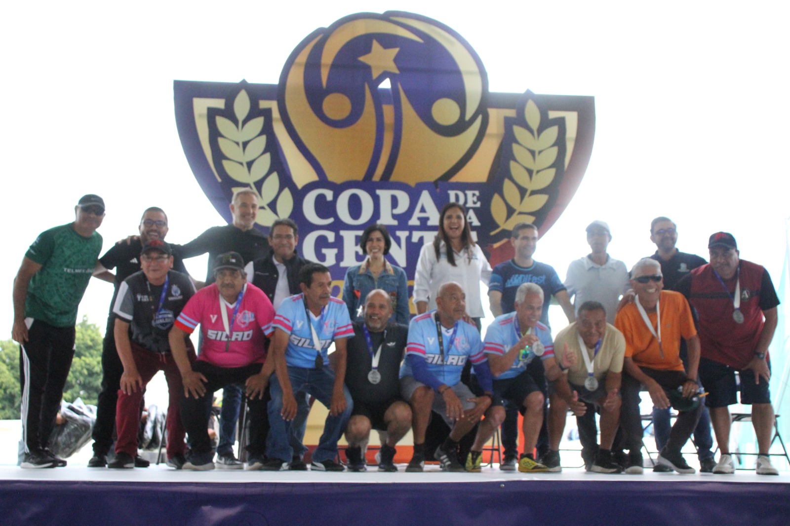 PREMIAN A GANADORES DE LA COPA DE LA GENTE EN FUTBOL