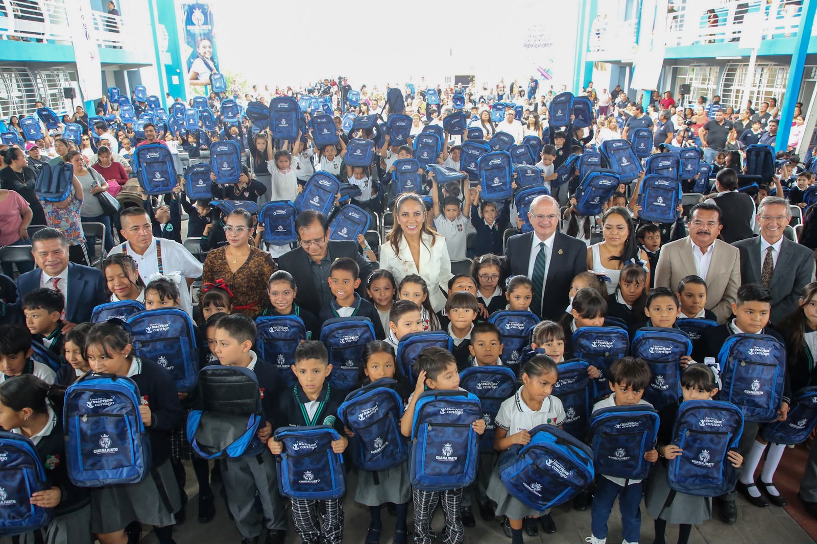Inicia Gobierno de la Gente entrega de paquetes de útiles escolares y mochilas en Celaya.