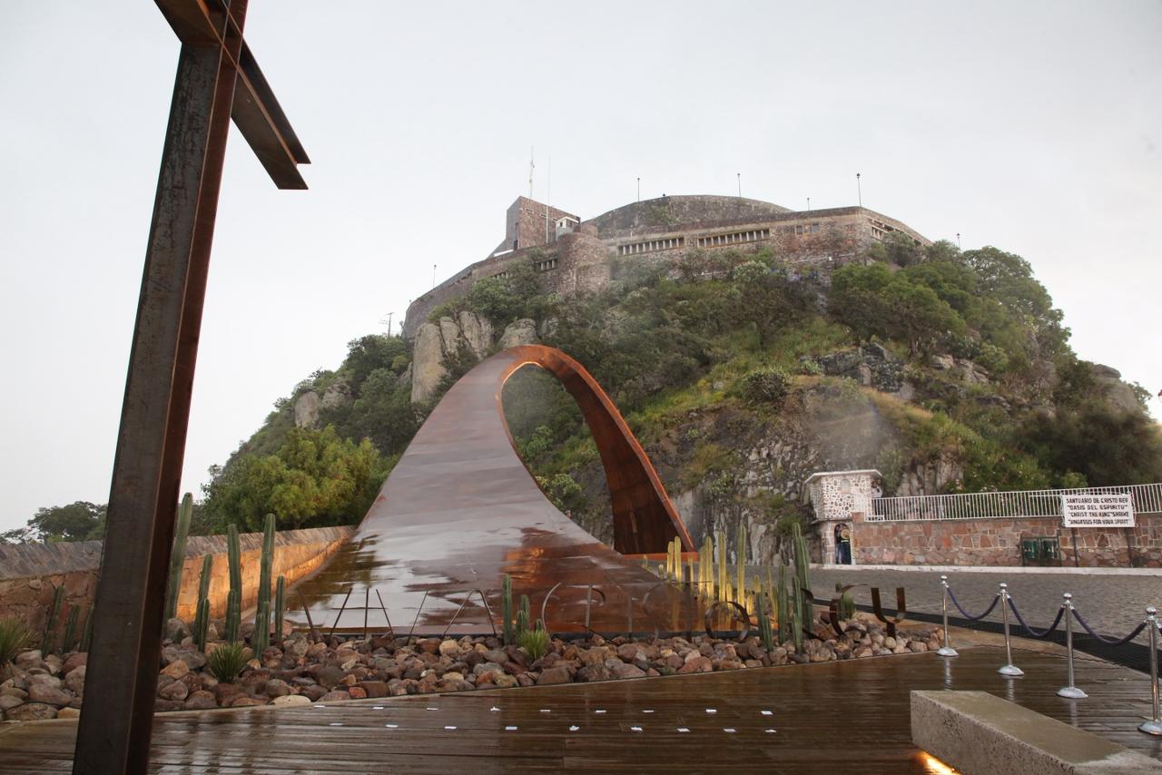 Entrega Gobierno de la Gente nuevo arco y explanada en la subida al Cerro del Cubilete.