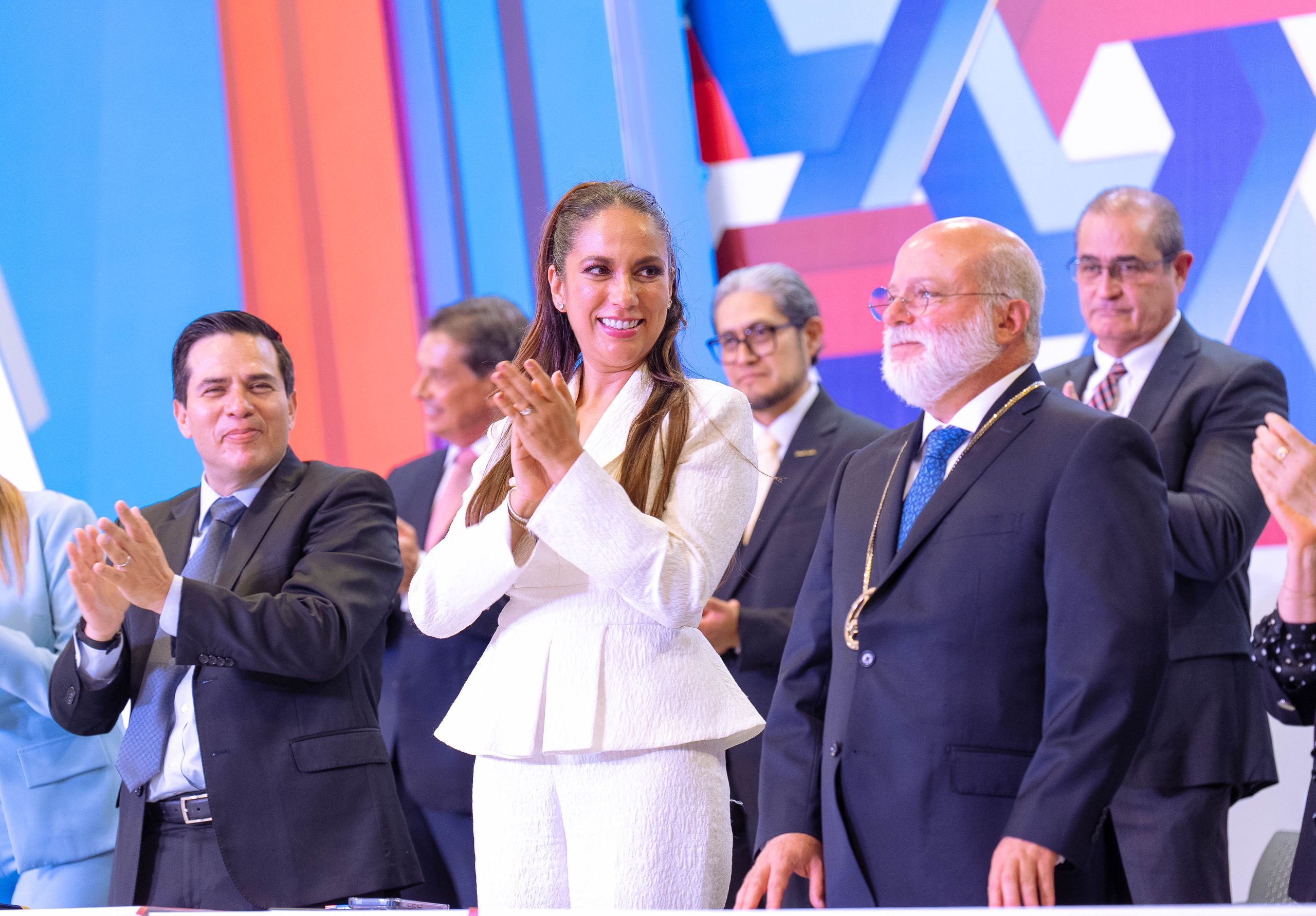 Refrenda Libia Dennise respaldo a la comunidad Lasallista durante Ceremonia de Investidura del Nuevo Rector de la Universidad La Salle Bajío