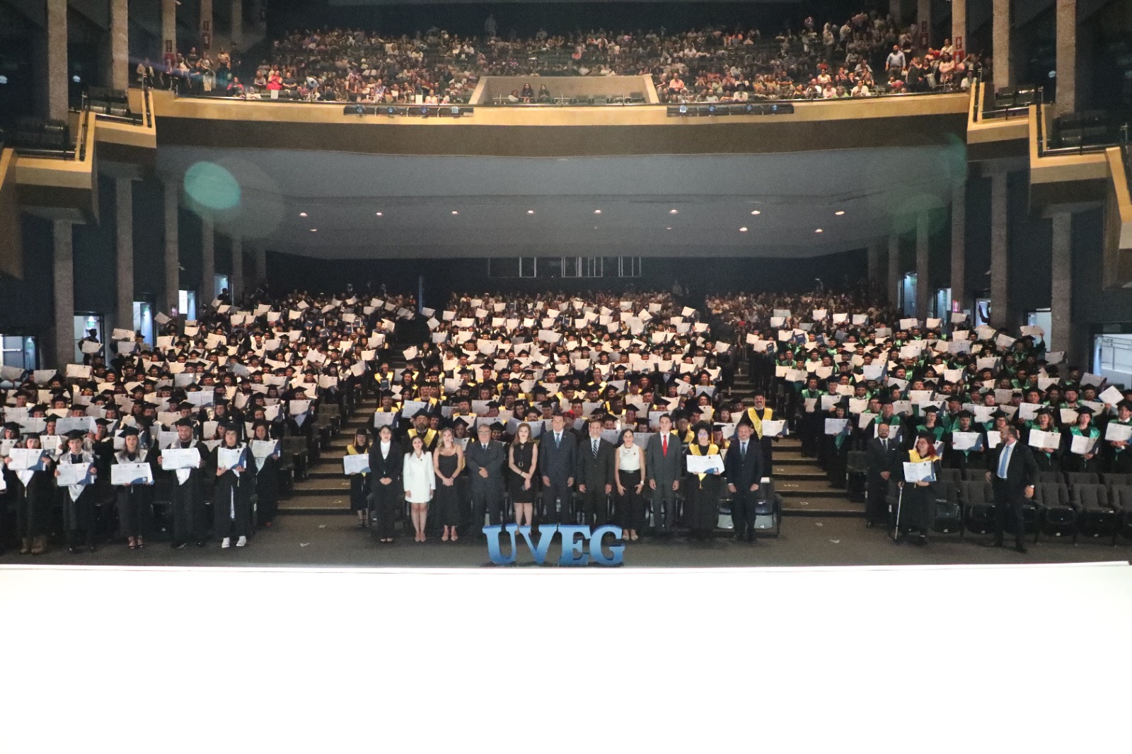 Guanajuato, Gto., 24 de agosto de 2026.– Entre jornadas laborales, responsabilidades familiares, tareas y horas de estudio, 554 egresadas y egresados de la Universidad Virtual del Estado de Guanajuato (UVEG) llegaron a la meta. Sus historias muestran que la educación virtual puede convertirse en una alternativa para crecer profesionalmente sin abandonar el lugar donde transcurre la vida.