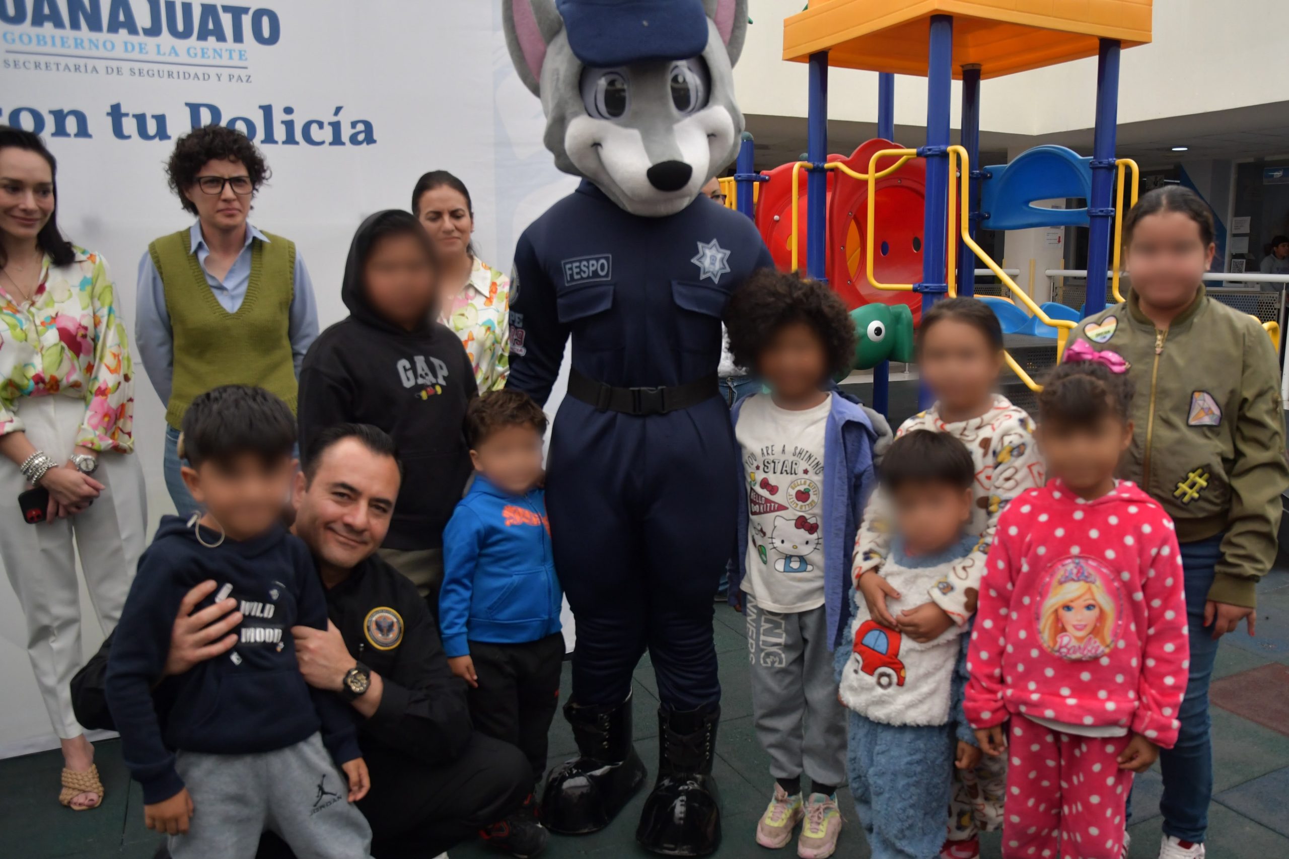Cuando la seguridad abraza la infancia: las FSPE cambian patrullas por sonrisas en el Hospital Pediátrico de León
