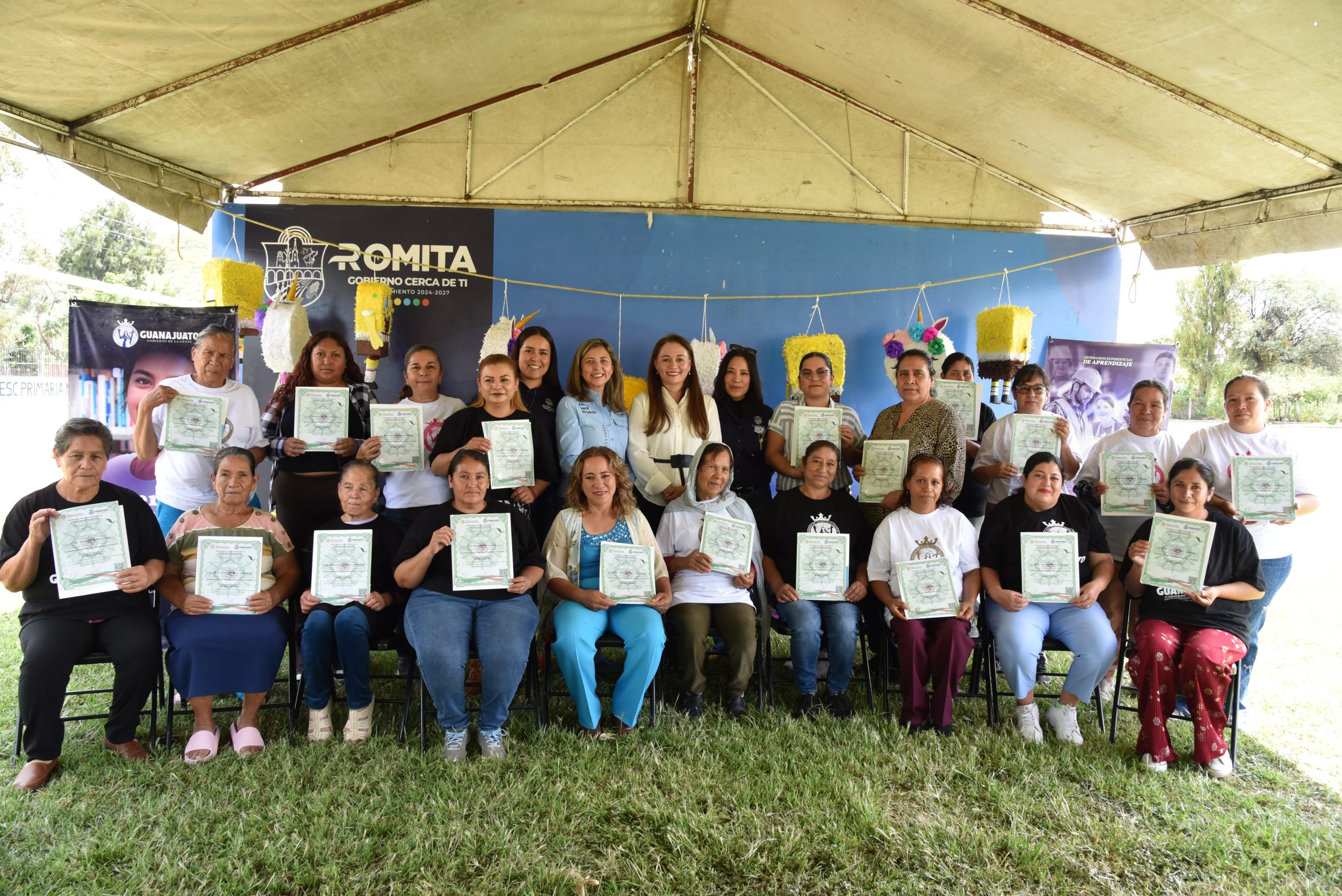 Fortalecen artesanas de Romita sus técnicas para elaborar piñatas