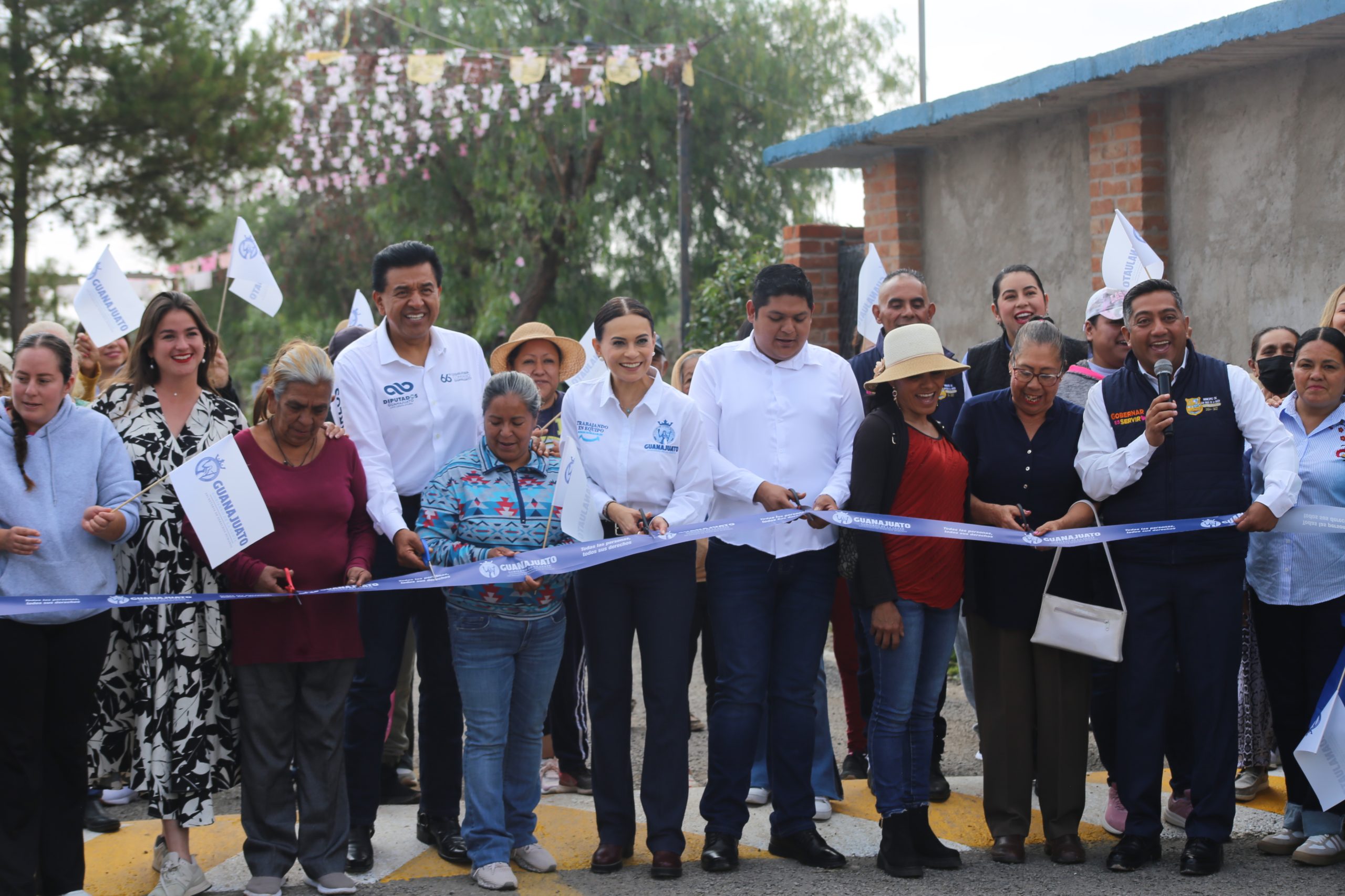 Pavimentan calle San Diego de la Unión, con recursos de migrantes, gobierno estatal y municipal