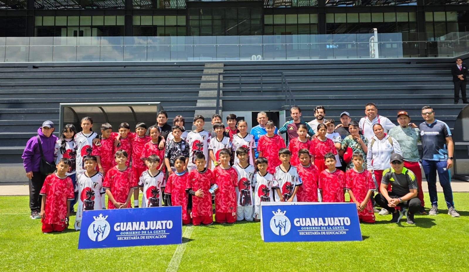 Los equipos ganadores del Minimundialito Escolar 2026 jugaron por el título de campeón de campeones en la Federación Mexicana de Fútbol