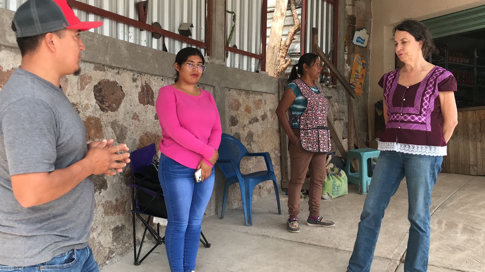 Visita Gobierno de la Gente a Migrante de Santa Catarina deportado junto con su hijo
