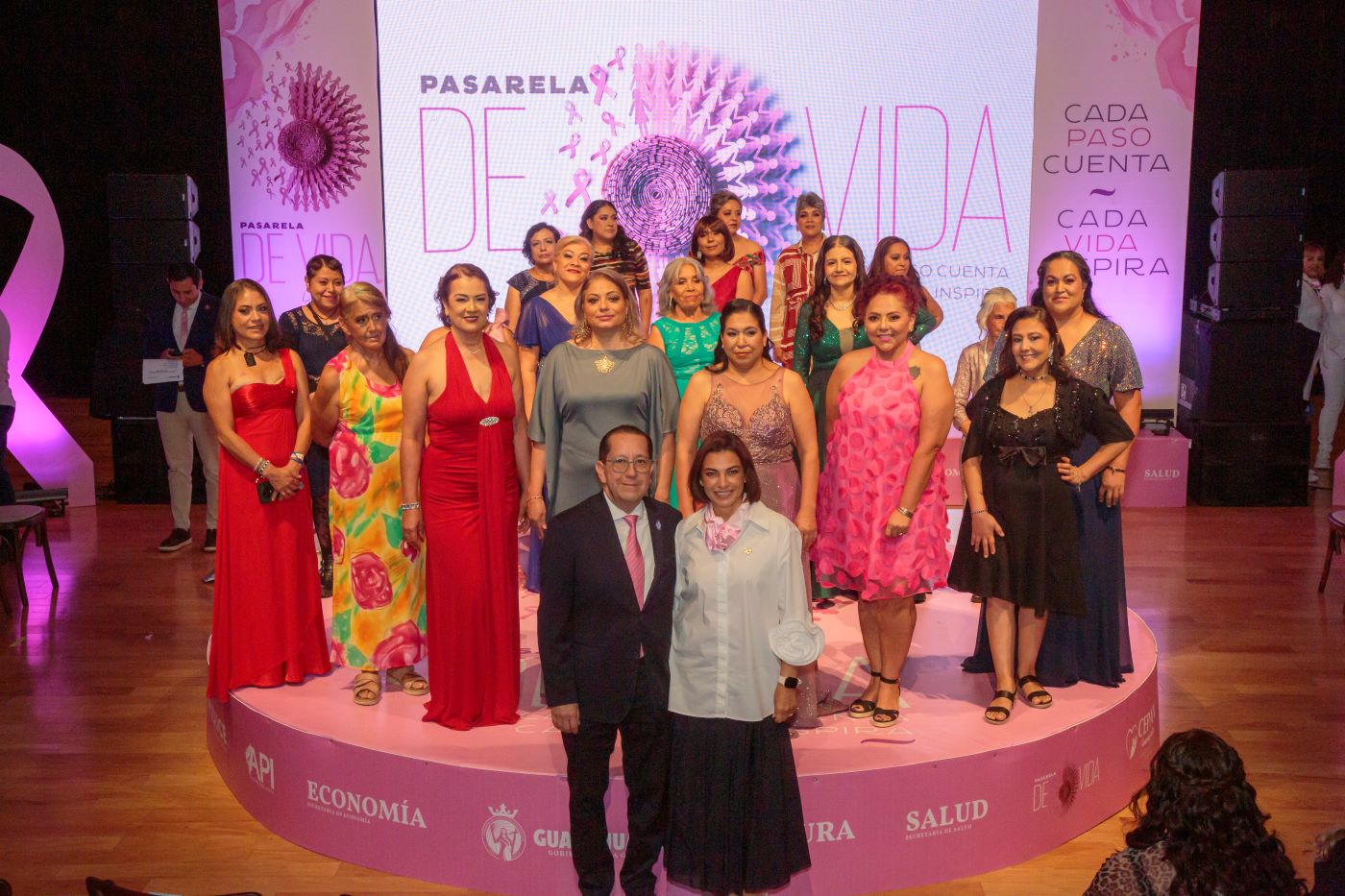 Entre glamour, sonrisas y esperanza: 60 mujeres protagonizan la Pasarela de Vida.