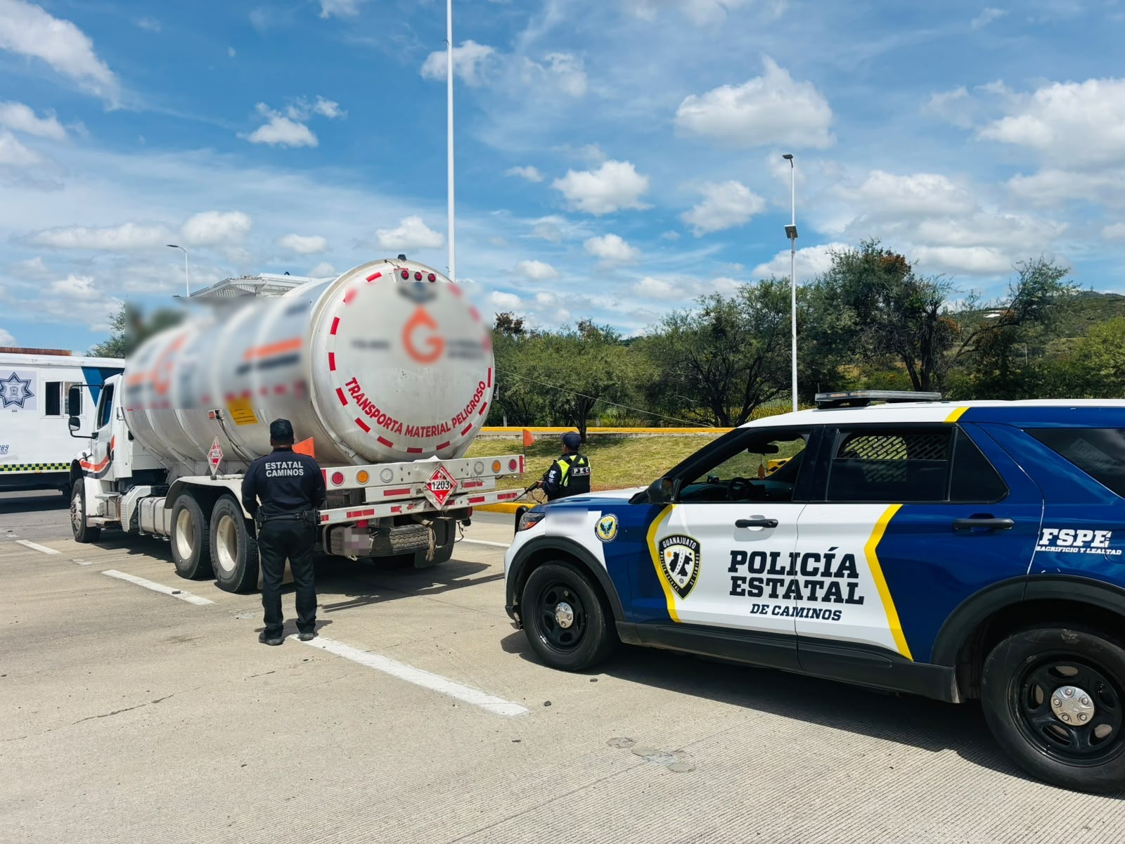 Asegura PEC tractocamión con 20 mil litros de hidrocarburo en Salamanca   