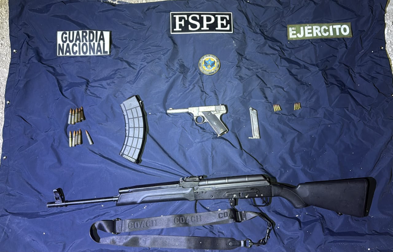 Detienen FSPE a dos personas y retiran de las calle tres armas de fuego