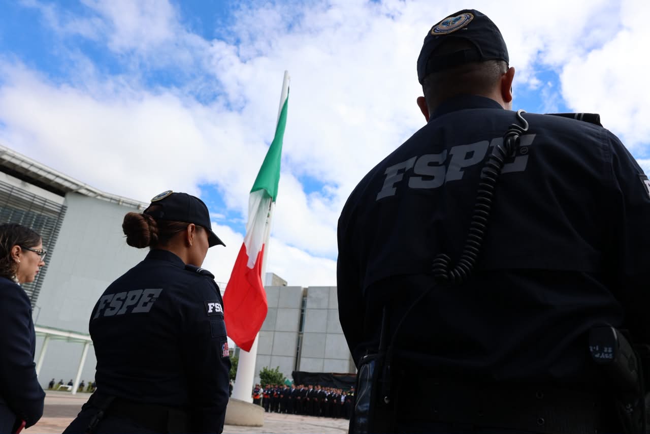 Honra Secretaría de Seguridad y Paz a oficiales caídos en ceremonia de Honores a la Bandera