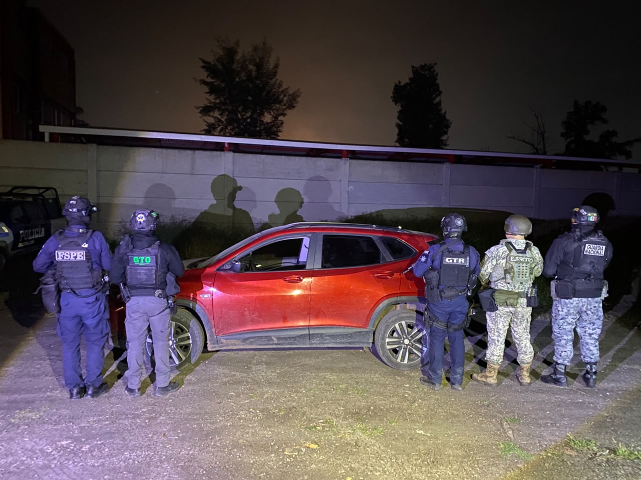 Operativo en Jaral del Progreso: detienen a dos personas y aseguran tres armas largas y vehículo con reporte de robo