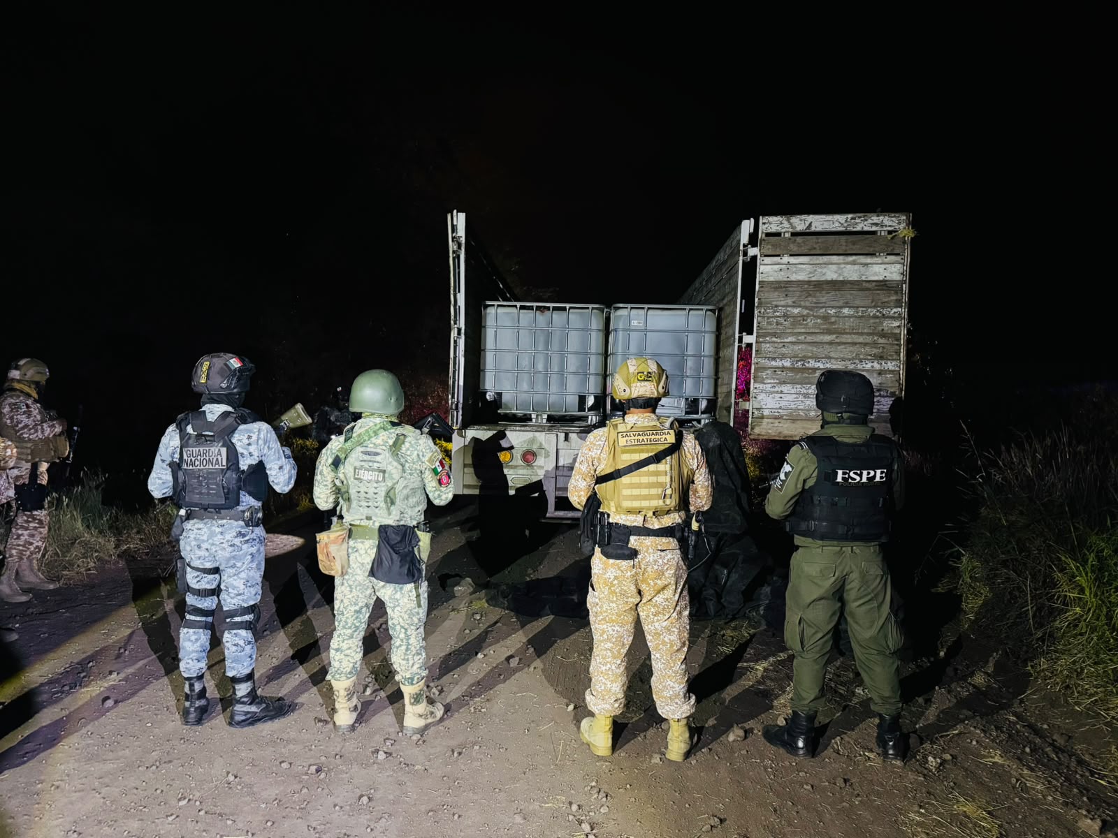 Recupera Policía Rural camión con reporte de robo y asegura 8 mil litros de presunto hidrocarburo en Villagrán
