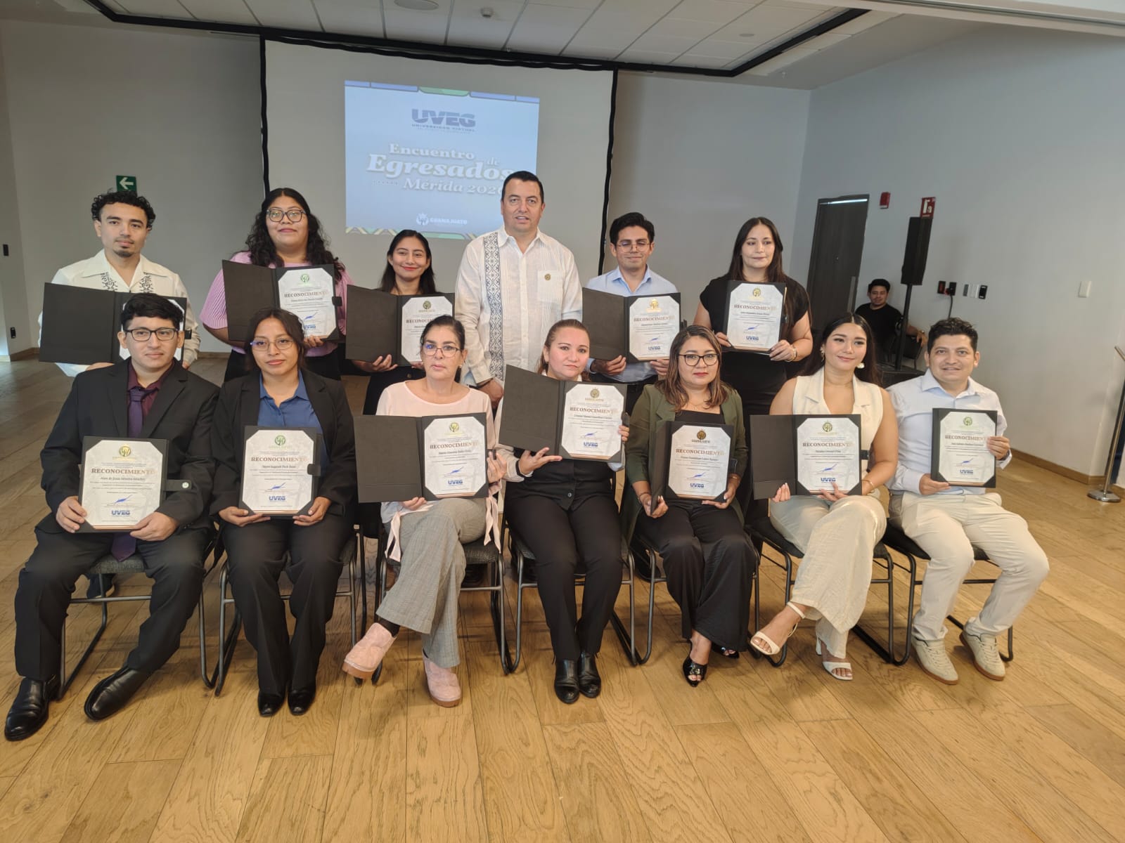Mérida, Yucatán, a 19 de octubre de 2026. En un espacio emotivo que reunió a familias y estudiantes, la Universidad Virtual del Estado de Guanajuato (UVEG) llevó a cabo su Segundo Encuentro de Egresados en Mérida, Yucatán, donde se hizo entrega oficial de Constancias de Estudio a las y los alumnos que culminaron con éxito sus programas académicos.