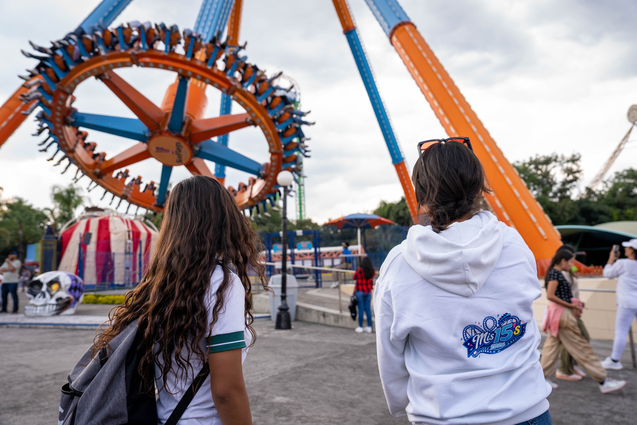 Voluntariado de la Gente festeja sus 15 años a 41 adolescentes con viaje a Six Flags.
