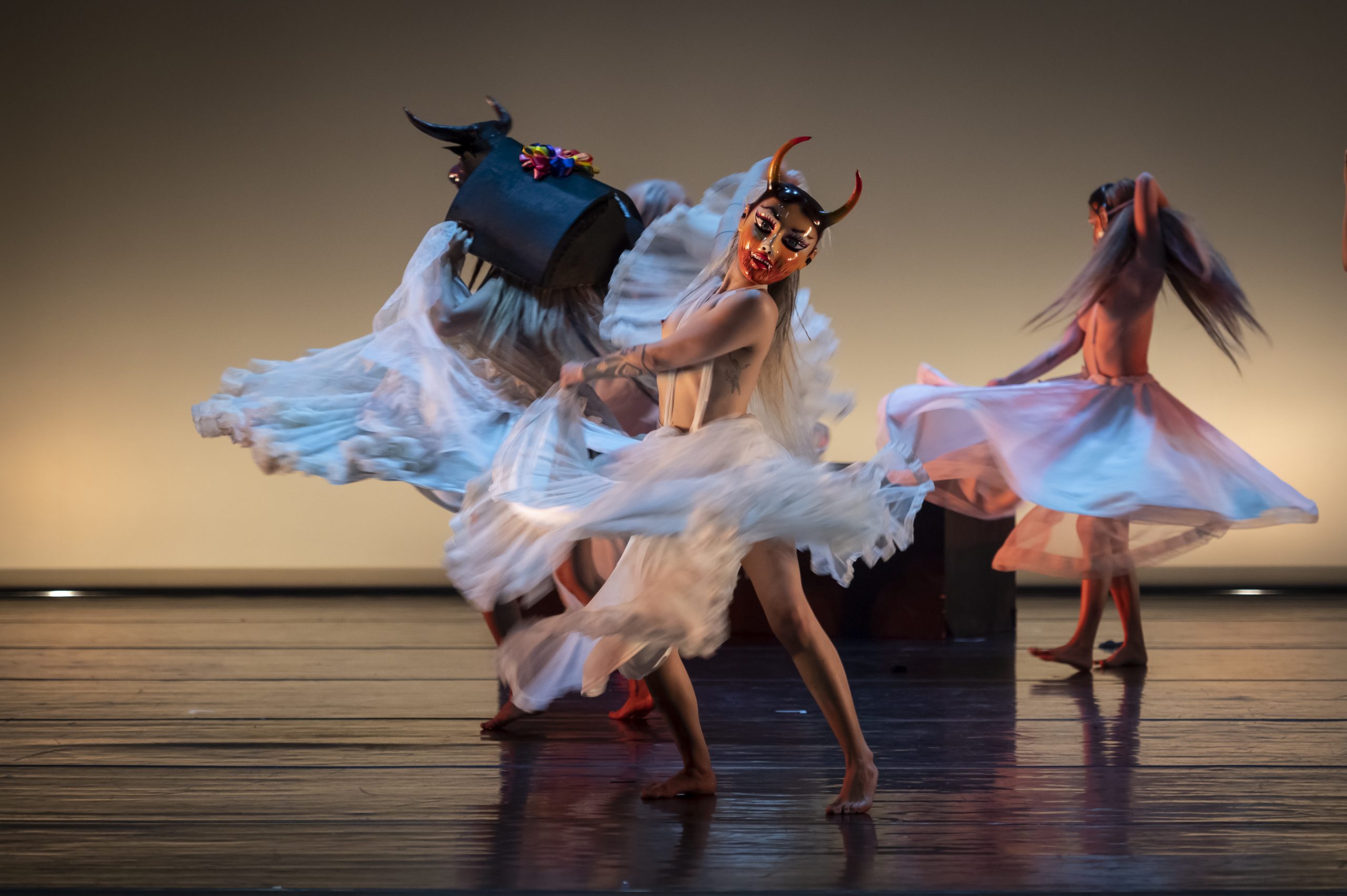 La danza como peregrinaje: Operativo Kafka transforma el cuerpo en una búsqueda de sentido en el FIC 54